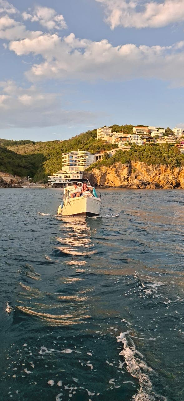 Big Blue boat approaching the Old Town coast